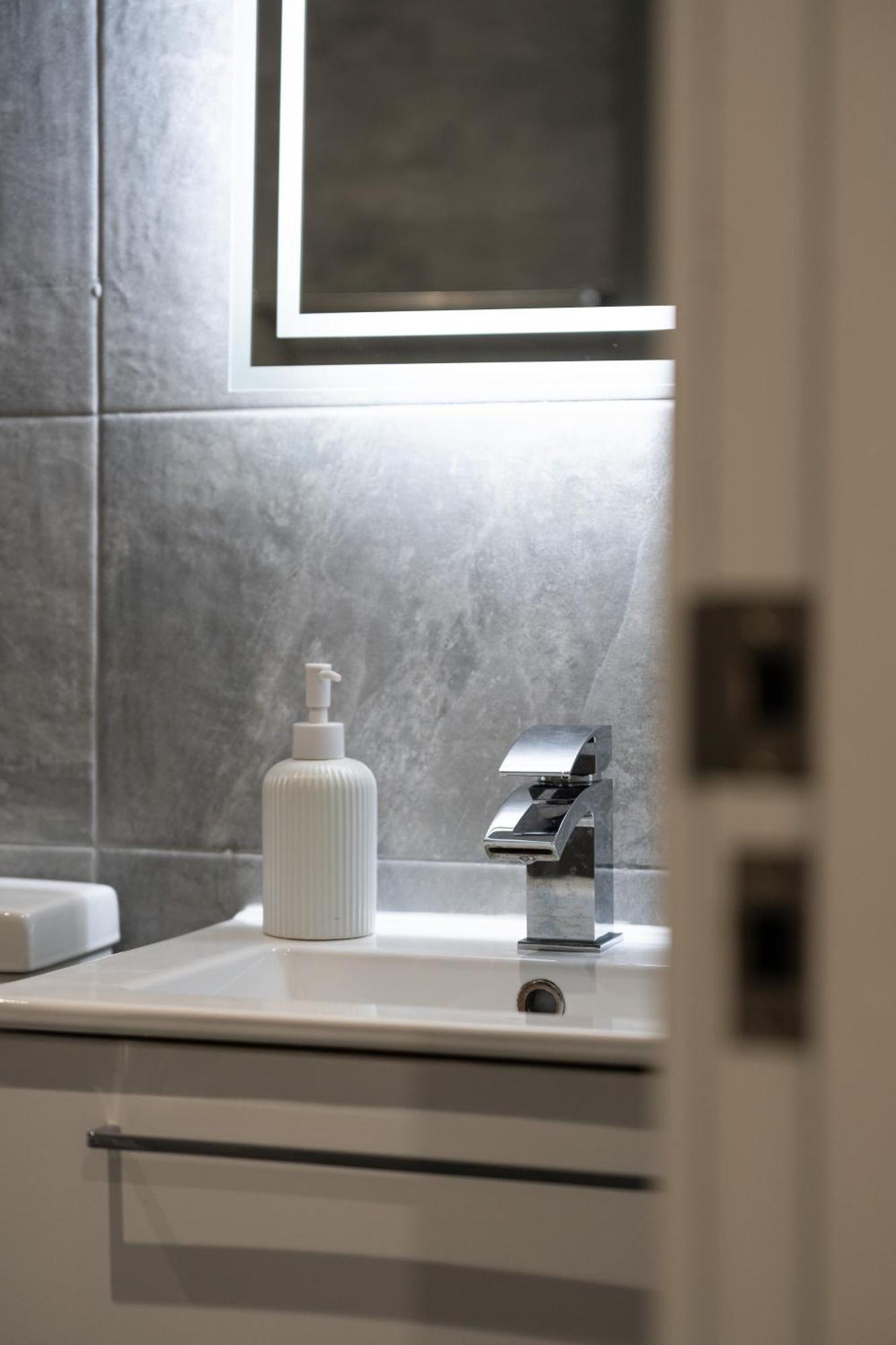 Modern 2-Bed Apartment With Balcony, Close To Oxford City Centre With Free Parking エクステリア 写真